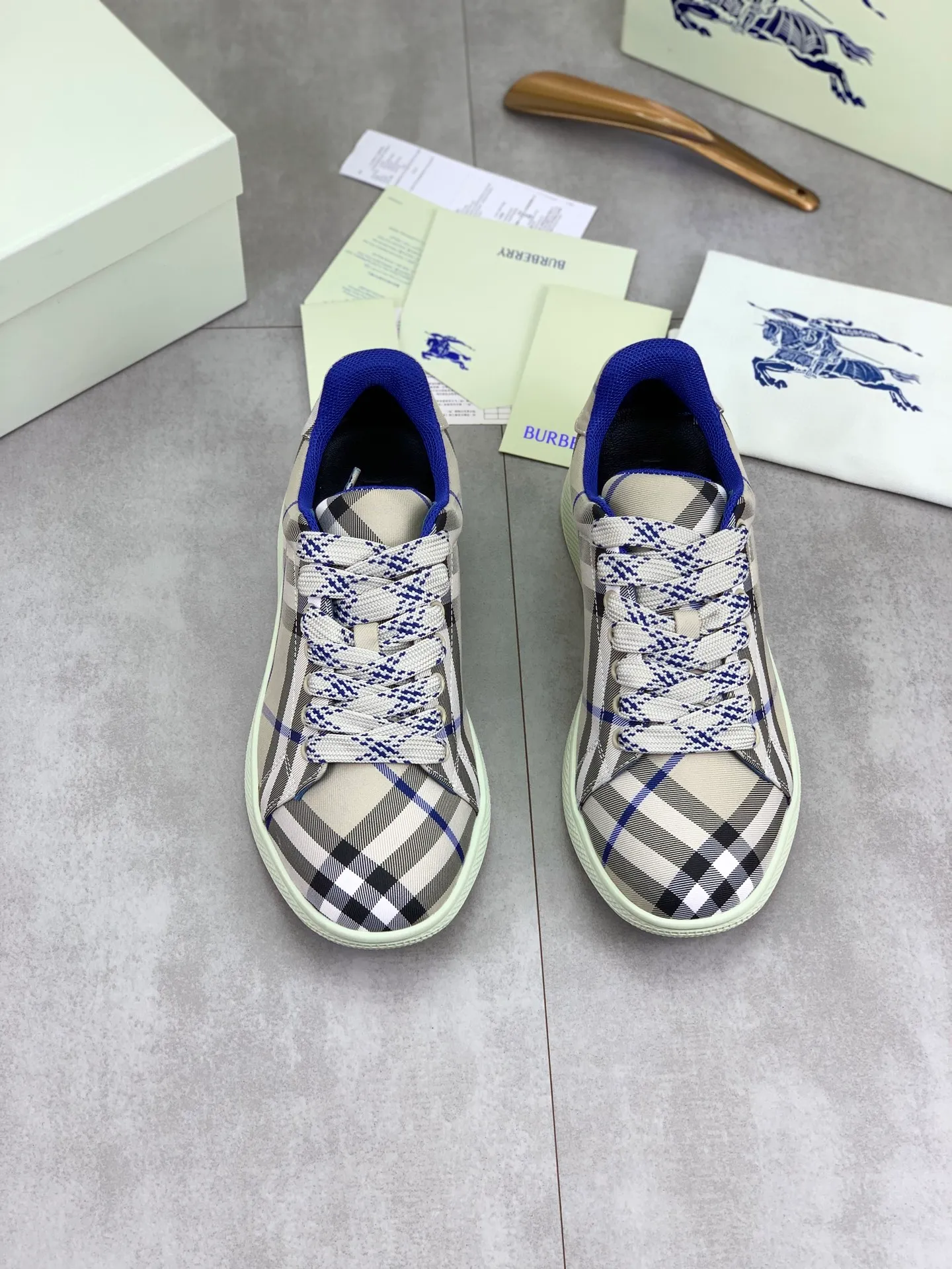 Factory price P580 [BURBERRY] Burberry - High-end quality original order - Upper: imported 🔝 original material - Lining: cowhide lining, feet; water-dyed cowhide - Outsole: ultra-light TPR rubber; two-color molded outsole - Super high quality control · Fine workmanship: highlighted (high-end, extravagance, grade) -Size: 38-46 (Male 38 46 can be customized) · Color: 4️⃣ colors available